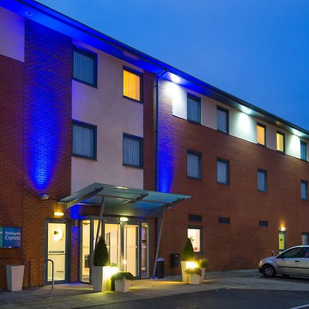 Holiday Inn Express Bedford By Ihg Экстерьер фото