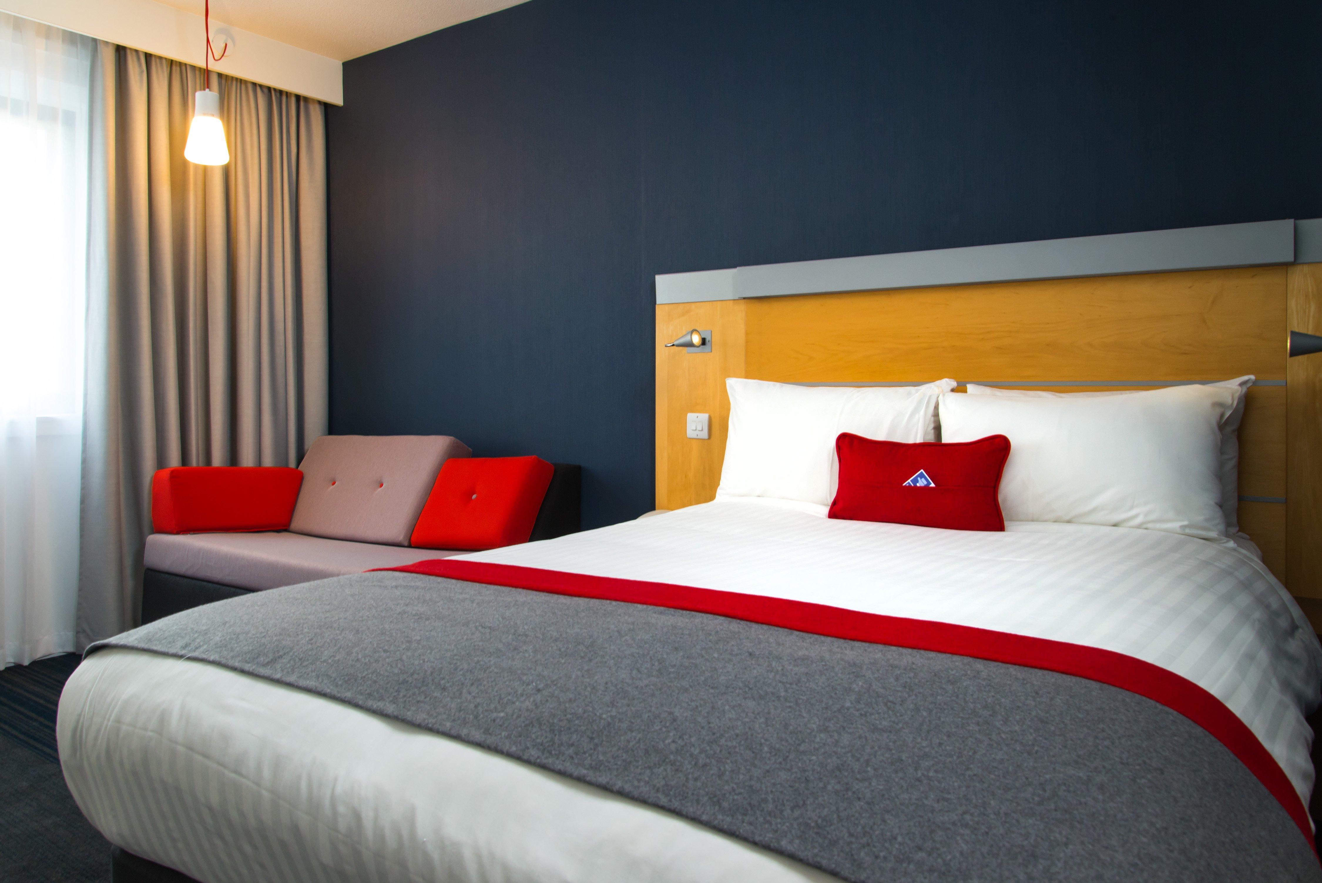 Holiday Inn Express Bedford By Ihg Экстерьер фото