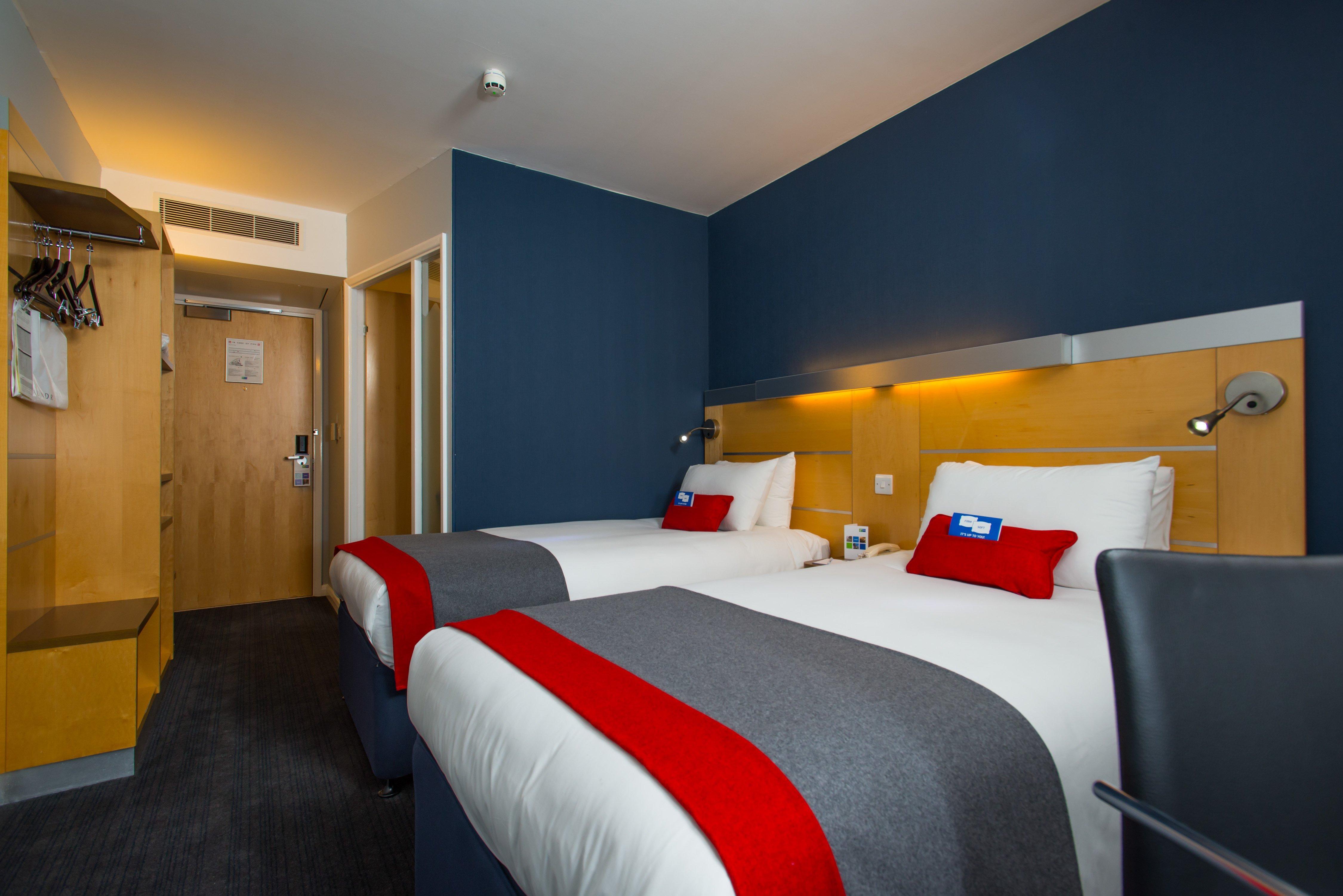 Holiday Inn Express Bedford By Ihg Экстерьер фото