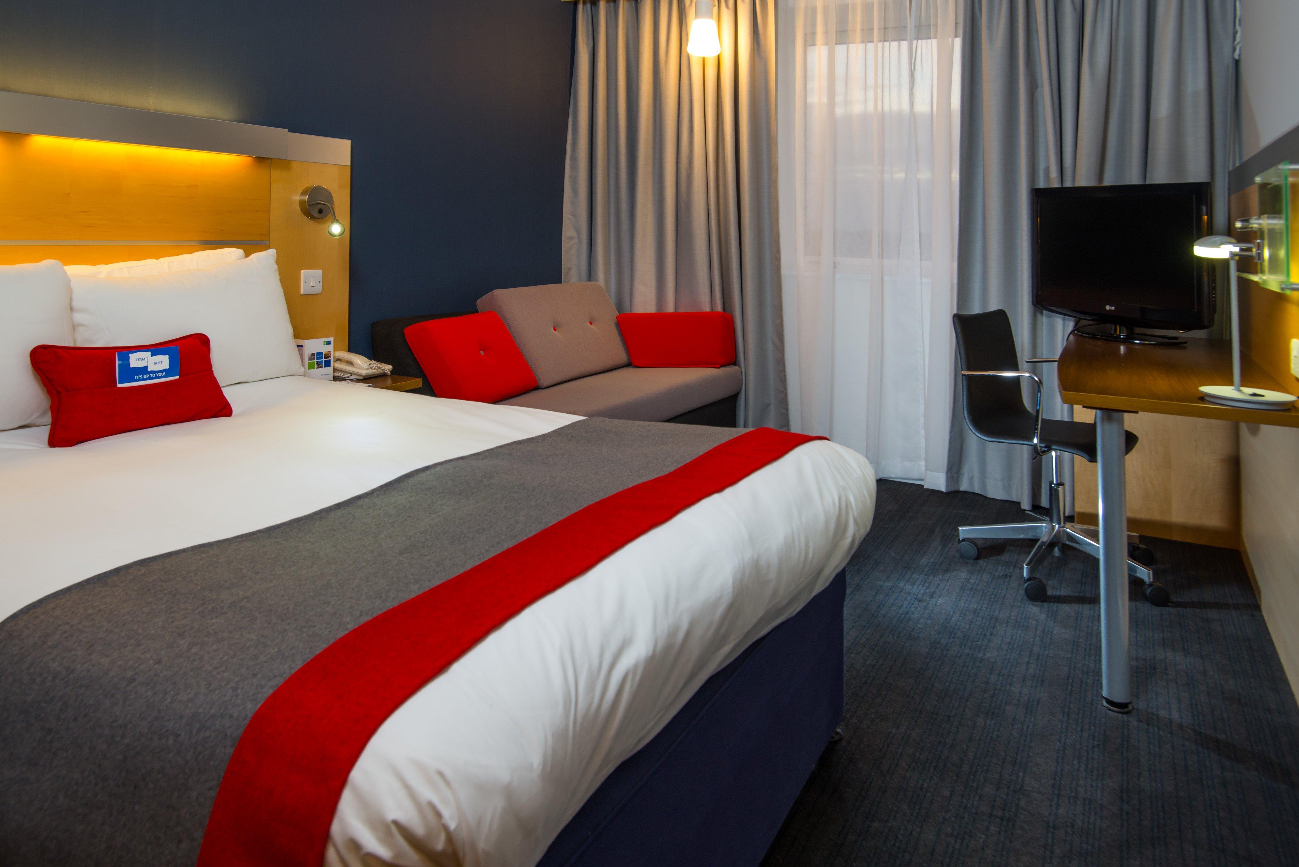Holiday Inn Express Bedford By Ihg Экстерьер фото