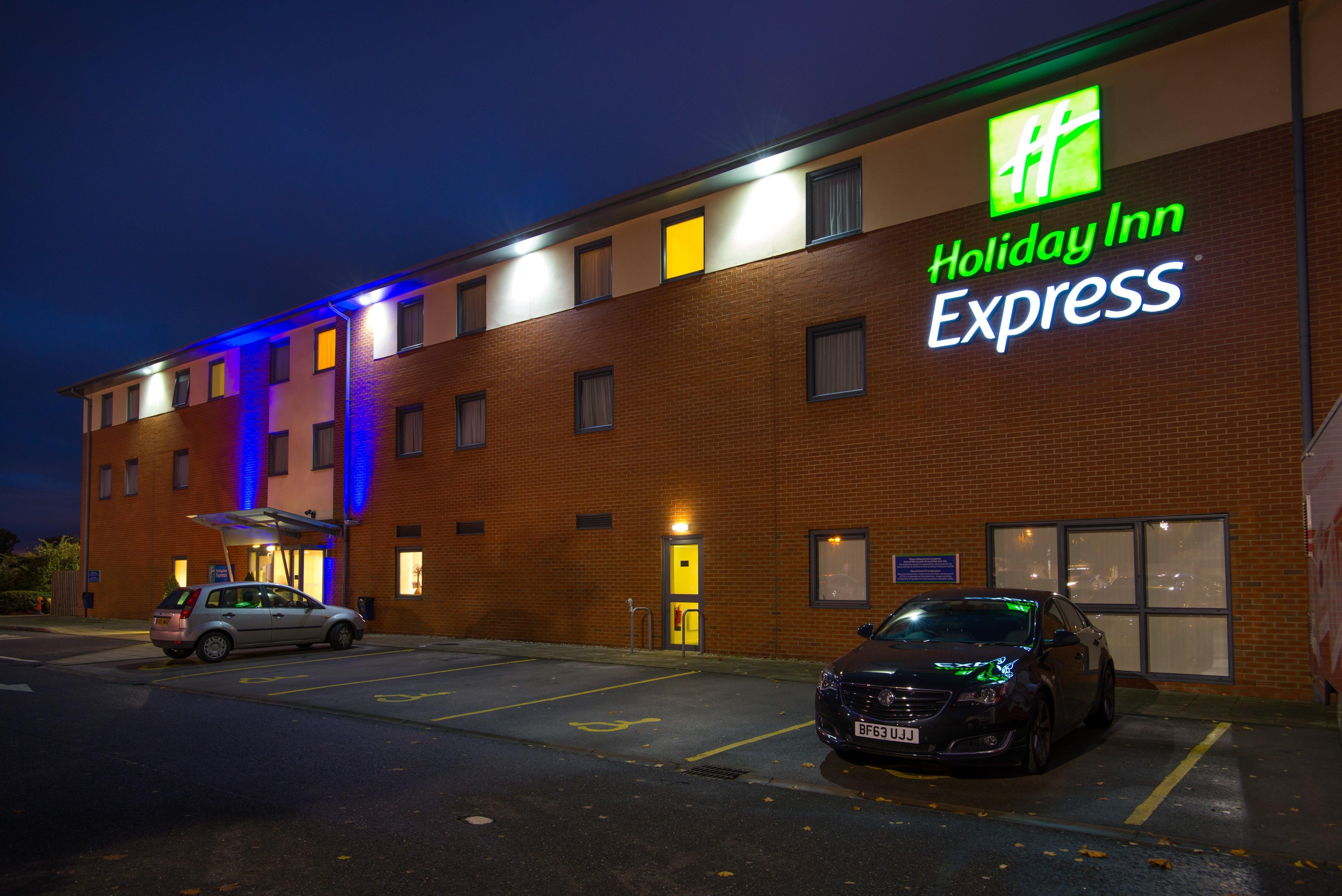 Holiday Inn Express Bedford By Ihg Экстерьер фото