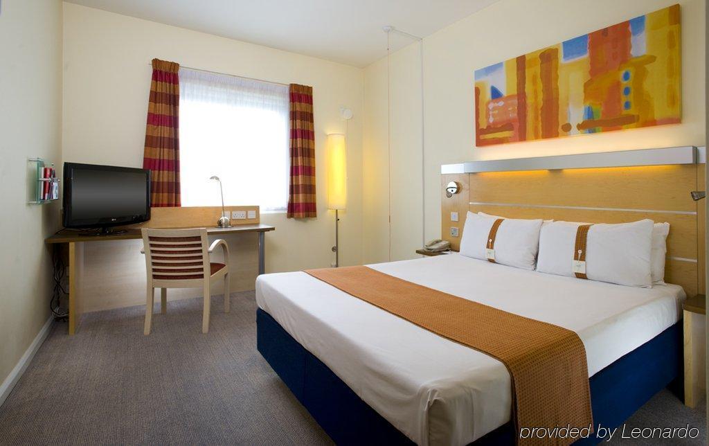 Holiday Inn Express Bedford By Ihg Экстерьер фото