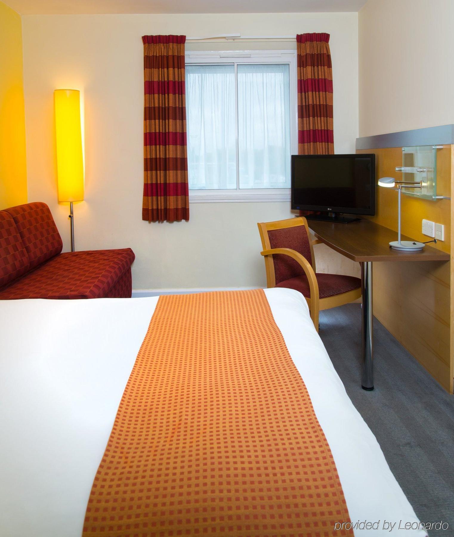 Holiday Inn Express Bedford By Ihg Экстерьер фото