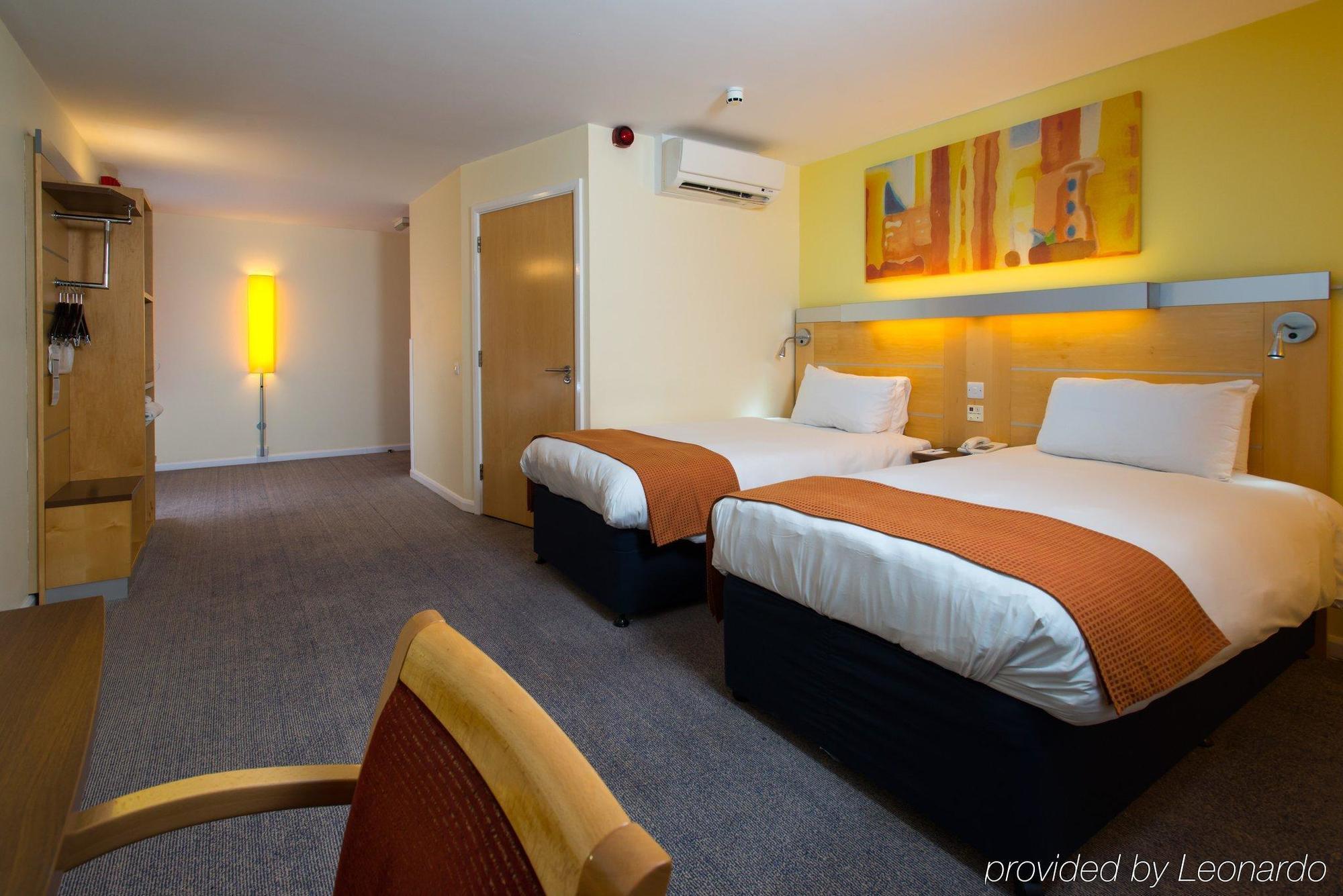 Holiday Inn Express Bedford By Ihg Экстерьер фото