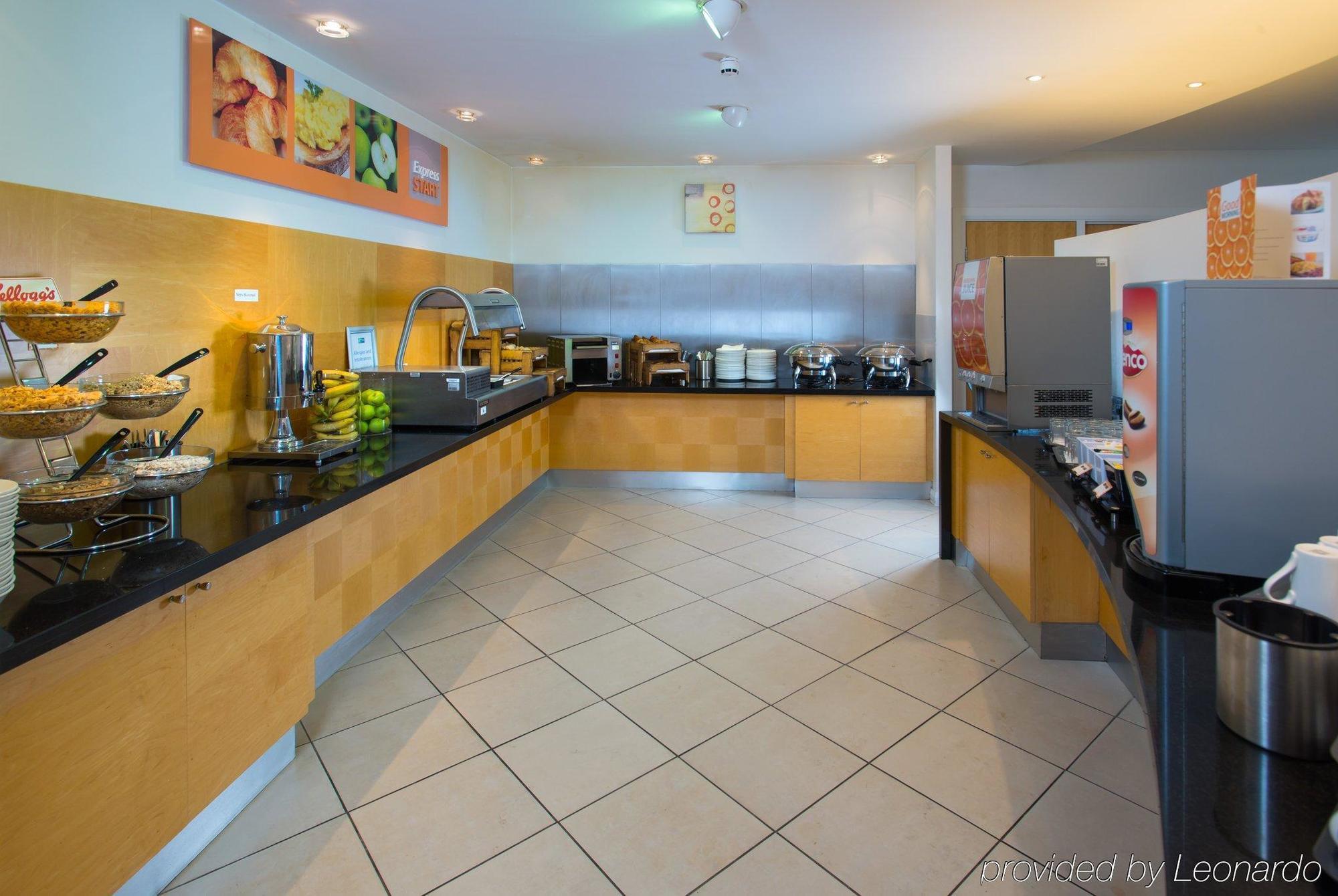 Holiday Inn Express Bedford By Ihg Экстерьер фото