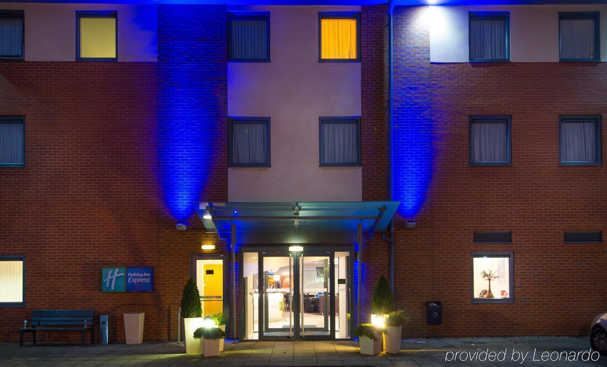 Holiday Inn Express Bedford By Ihg Экстерьер фото