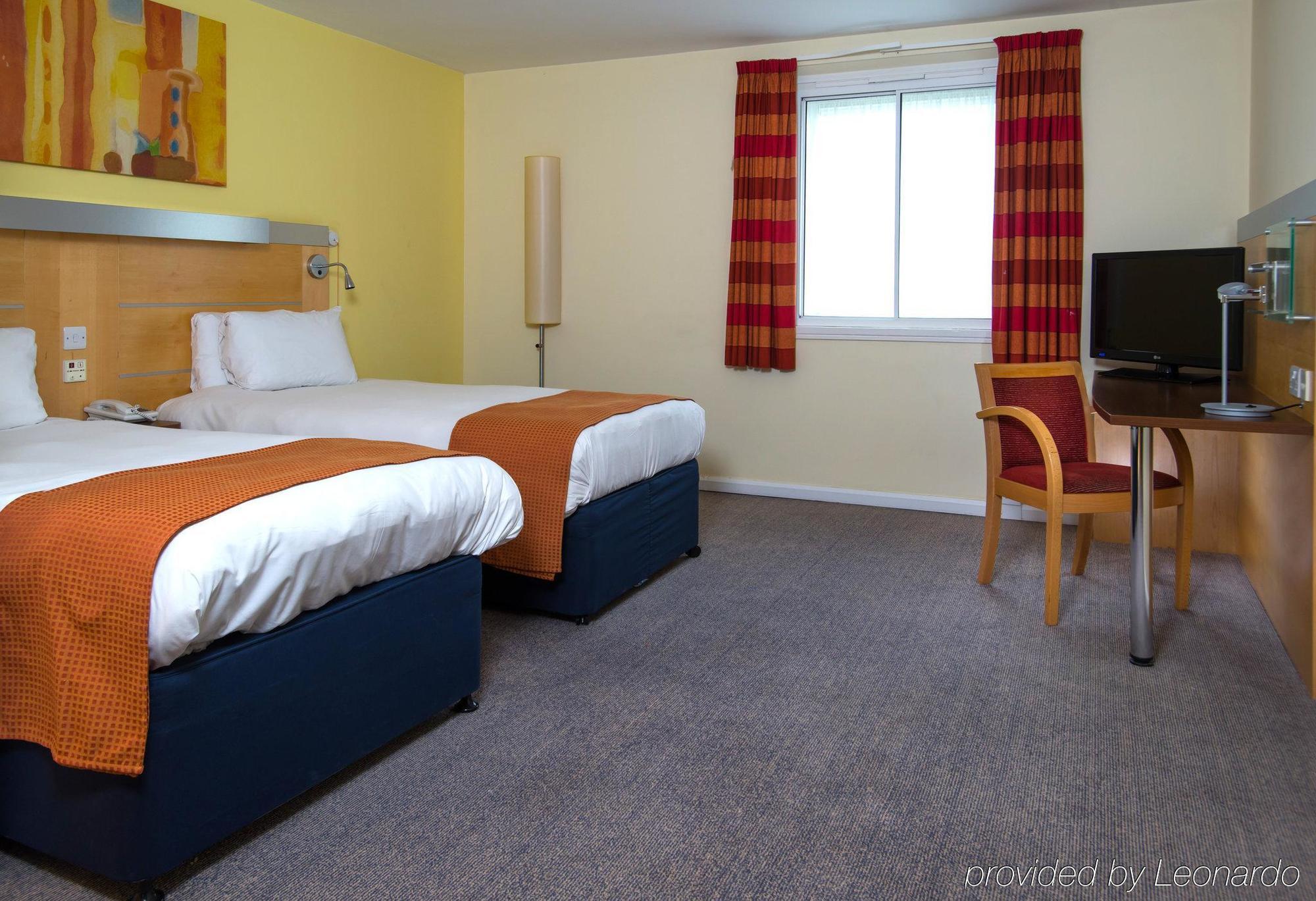 Holiday Inn Express Bedford By Ihg Экстерьер фото
