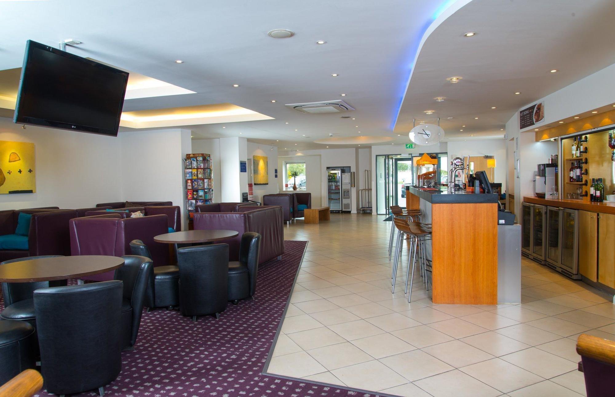 Holiday Inn Express Bedford By Ihg Экстерьер фото