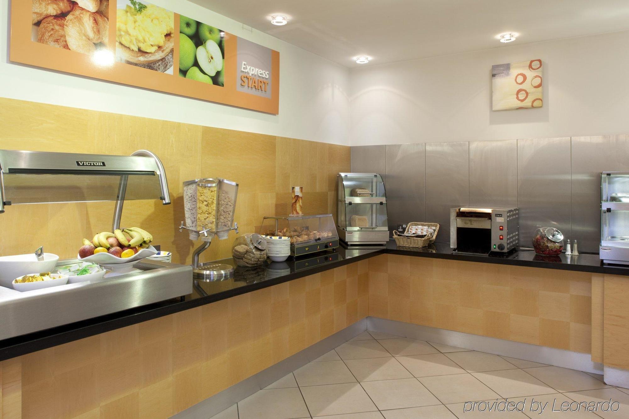 Holiday Inn Express Bedford By Ihg Экстерьер фото