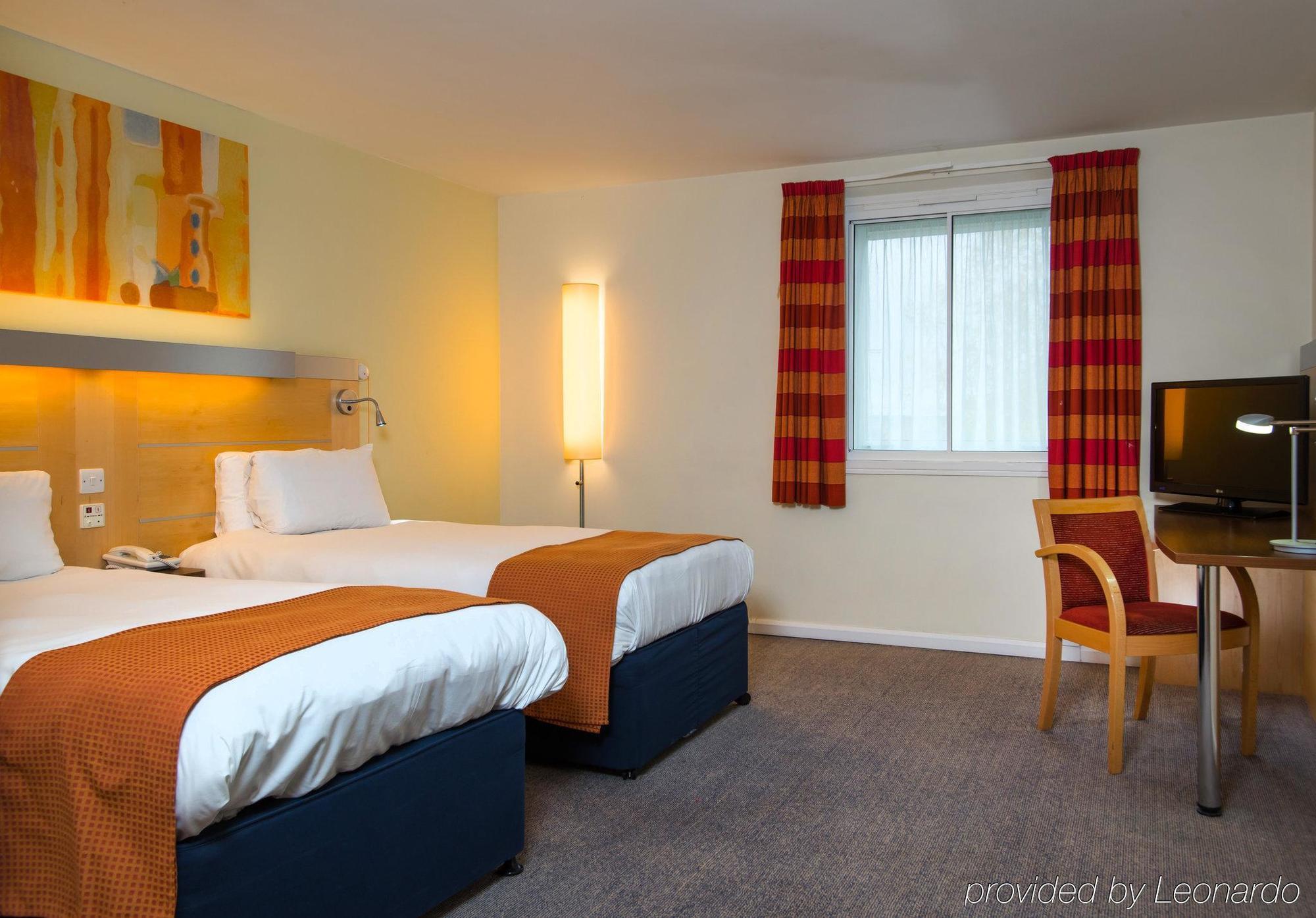 Holiday Inn Express Bedford By Ihg Экстерьер фото