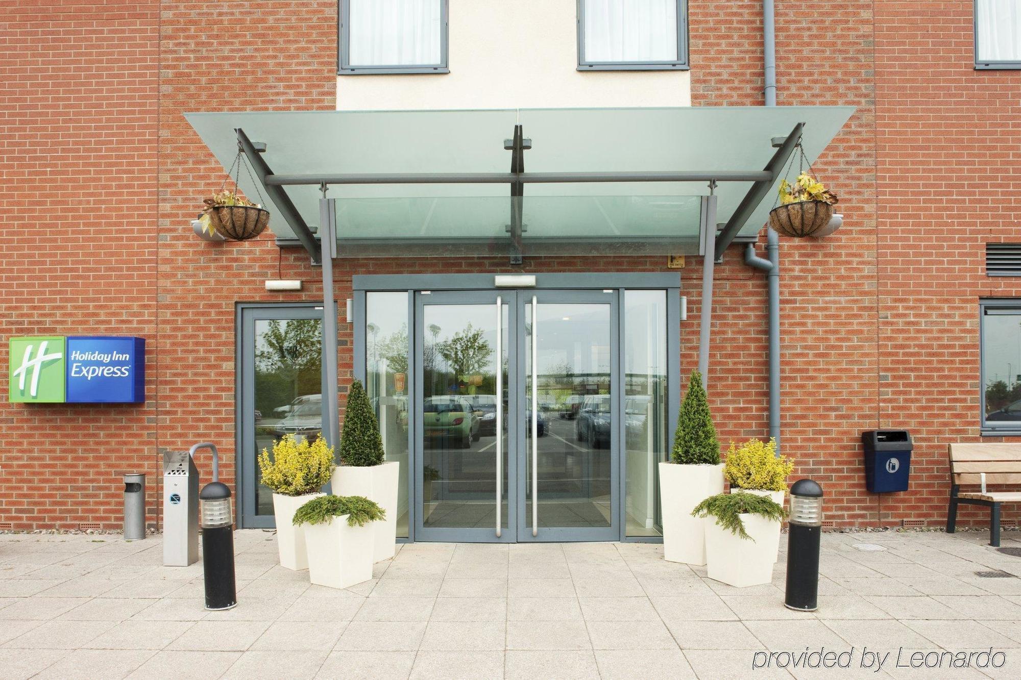 Holiday Inn Express Bedford By Ihg Экстерьер фото