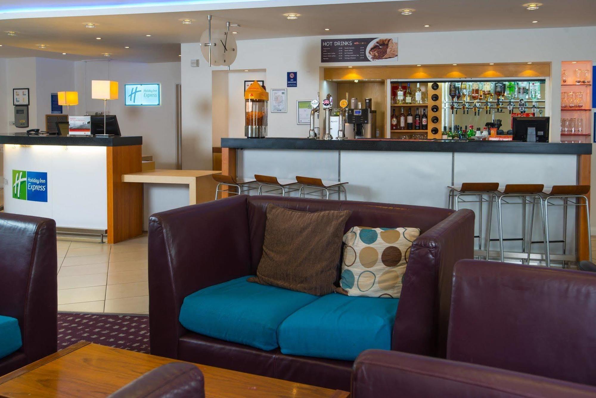 Holiday Inn Express Bedford By Ihg Экстерьер фото