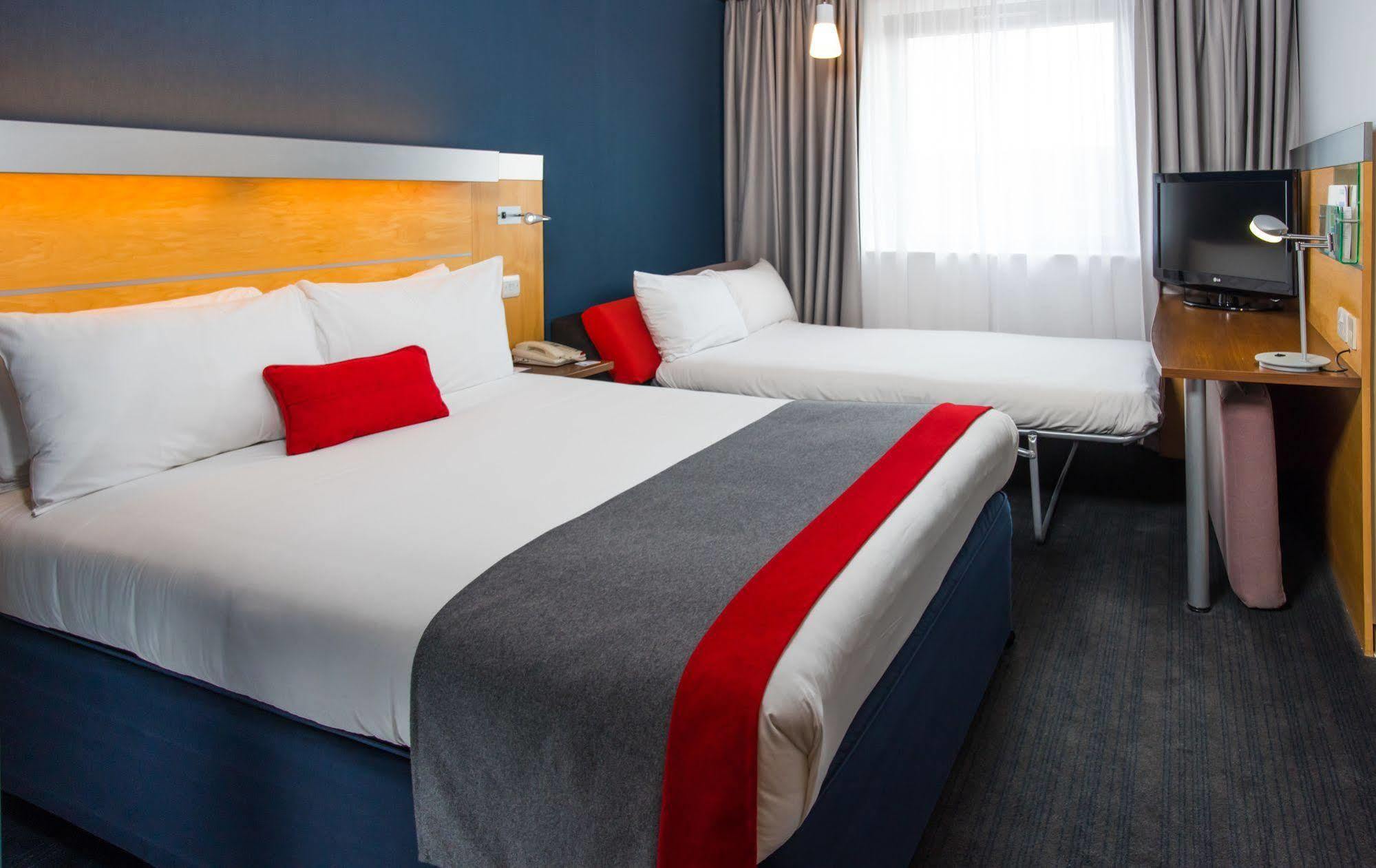 Holiday Inn Express Bedford By Ihg Экстерьер фото