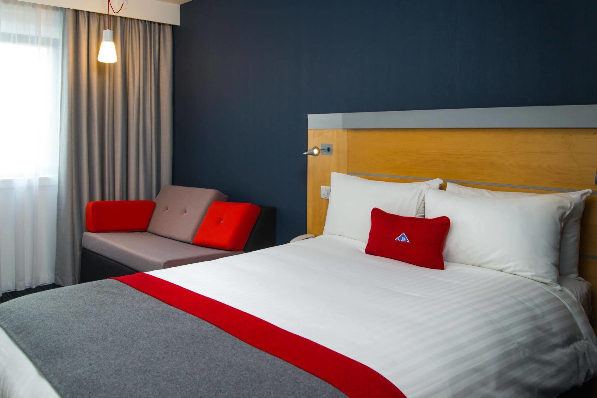 Holiday Inn Express Bedford By Ihg Экстерьер фото