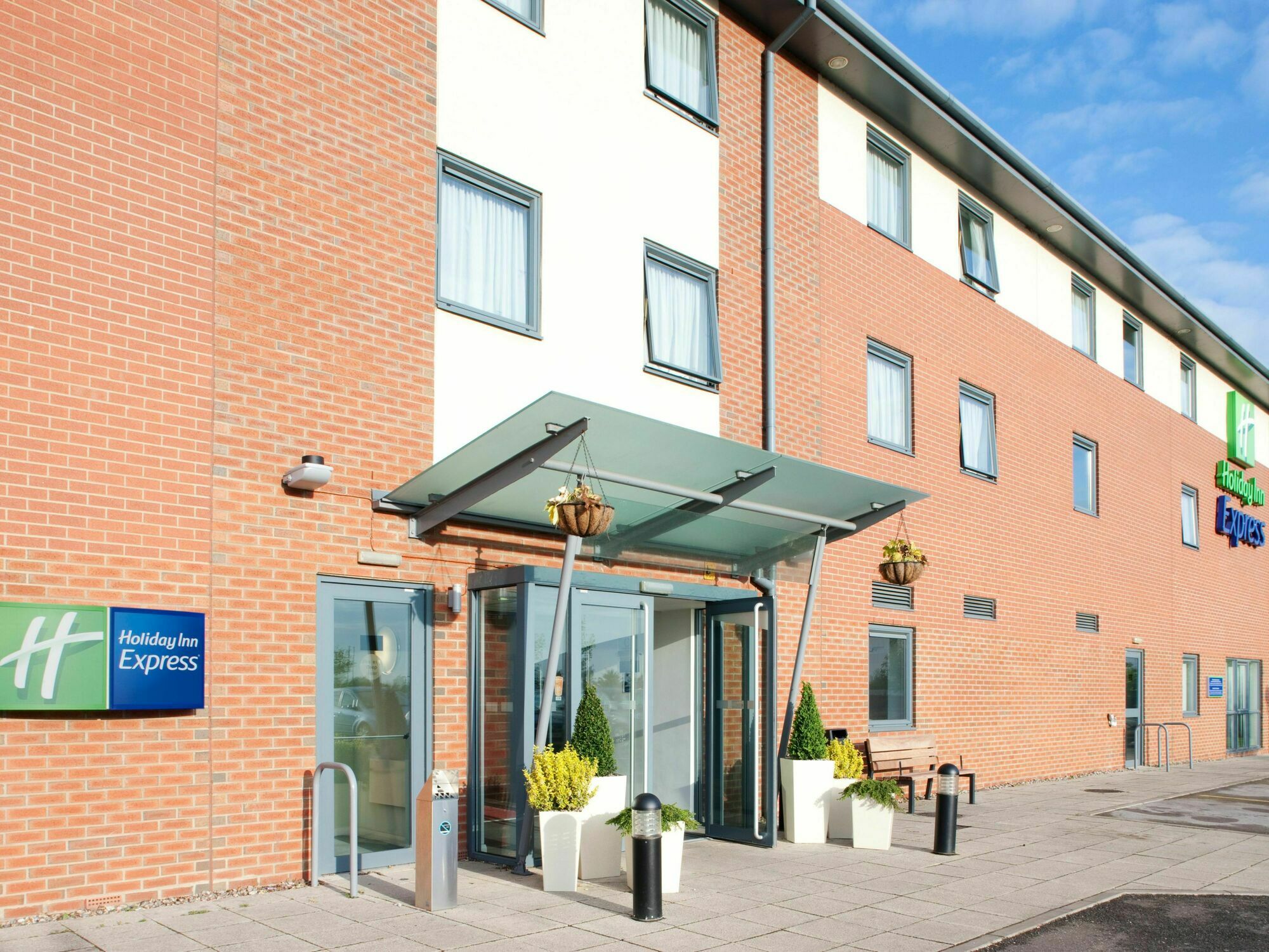 Holiday Inn Express Bedford By Ihg Экстерьер фото