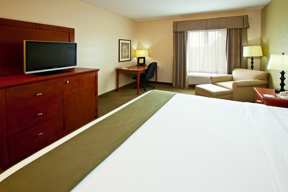 Holiday Inn Express Bedford By Ihg Экстерьер фото