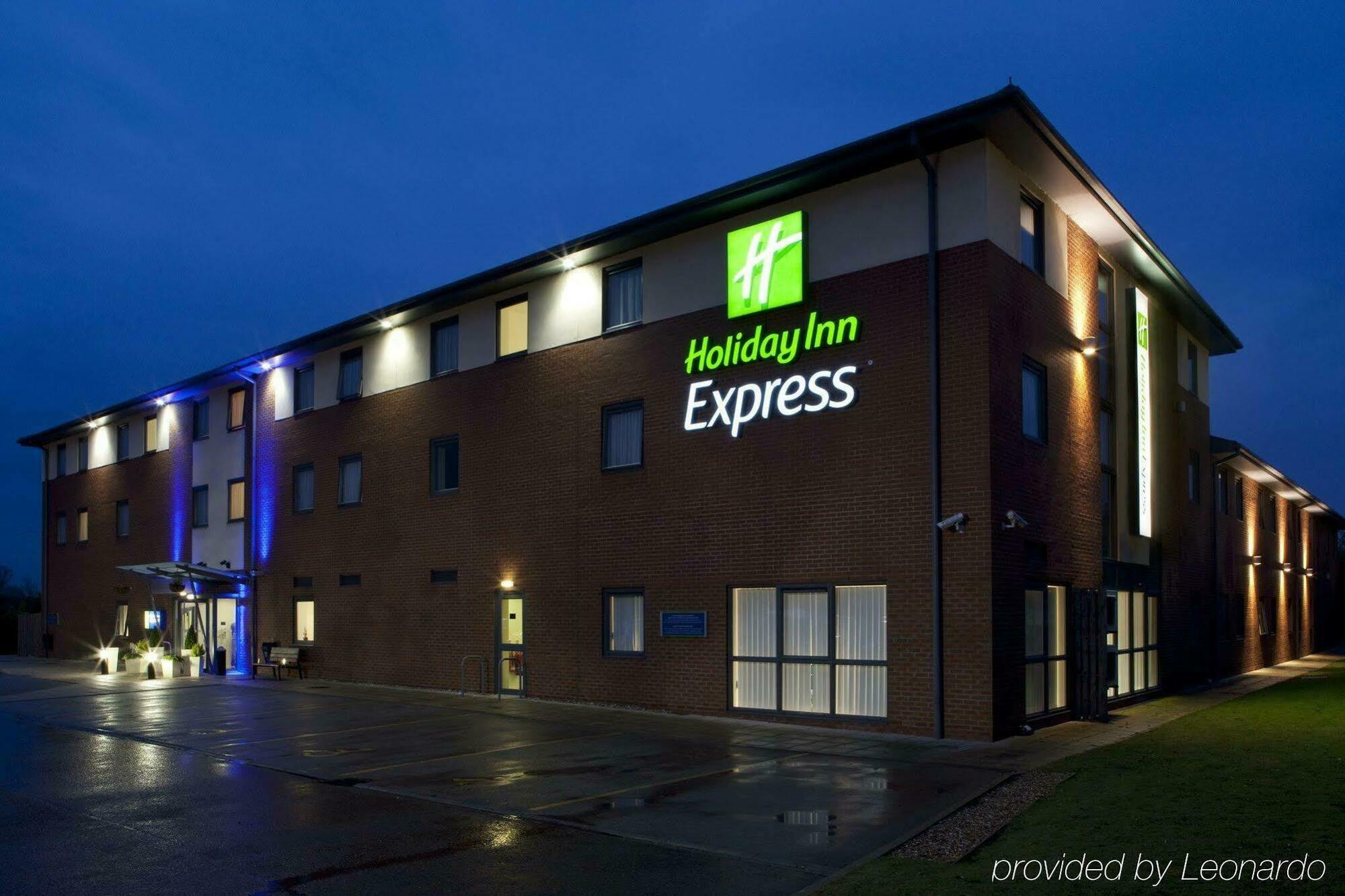 Holiday Inn Express Bedford By Ihg Экстерьер фото
