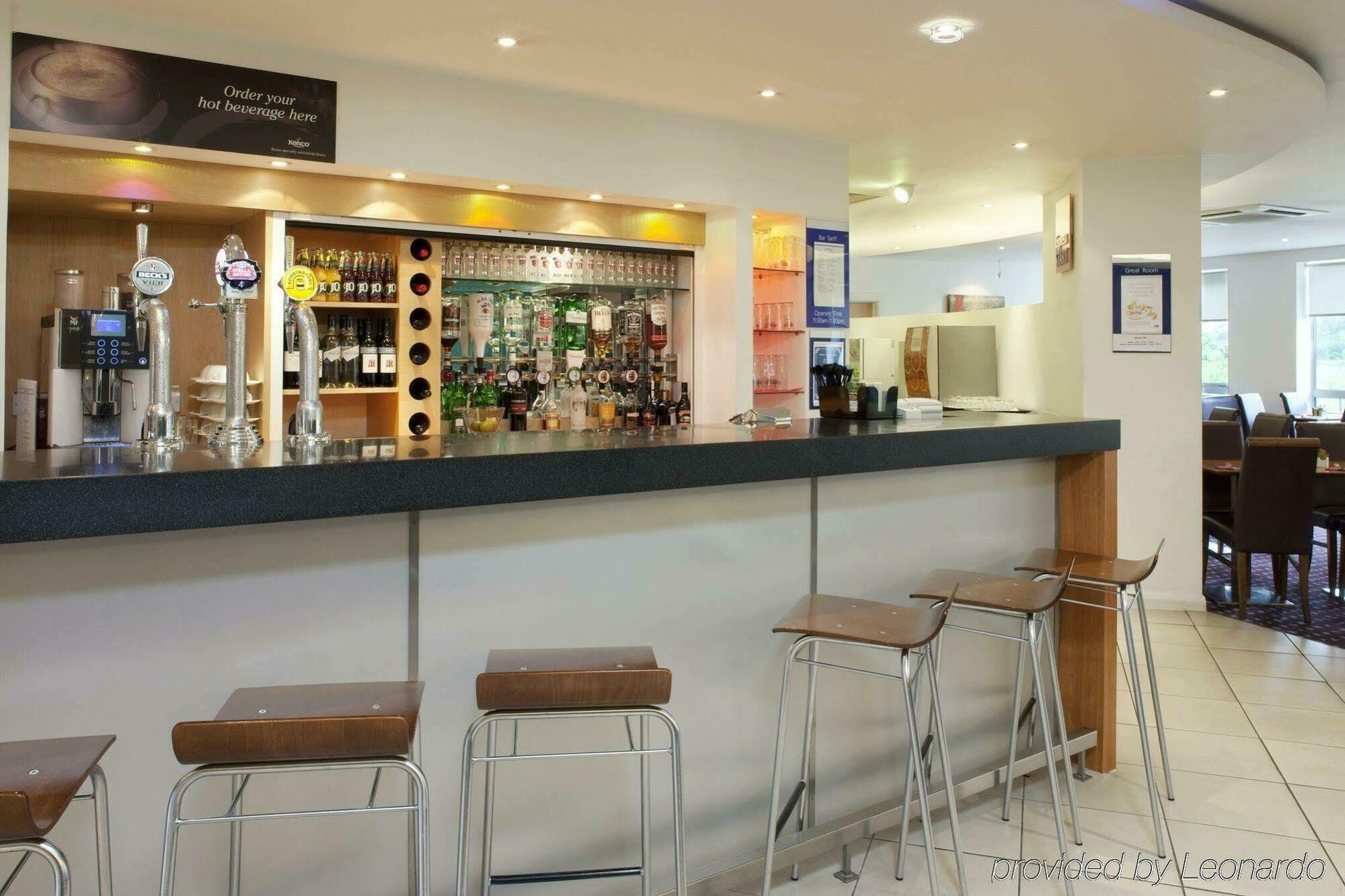 Holiday Inn Express Bedford By Ihg Экстерьер фото